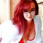 Maggy Milf, geil und feucht mit großen Naturbrüsten. Bild